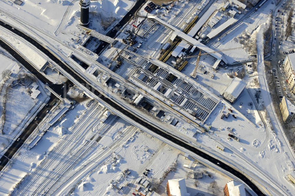 Berlin von oben - Winterlich verschneiter Um- und Neubau des Berliner S-Bahnhofs Ostkreuz