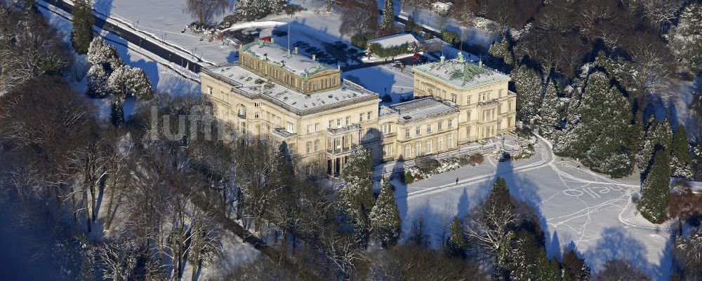 Luftaufnahme Essen - Bredeney - Winterlich verschneiter Park der Villa Hügel