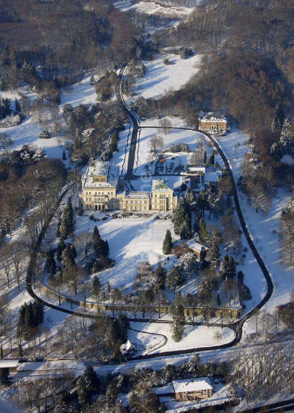 Luftbild Essen - Bredeney - Winterlich verschneiter Park der Villa Hügel