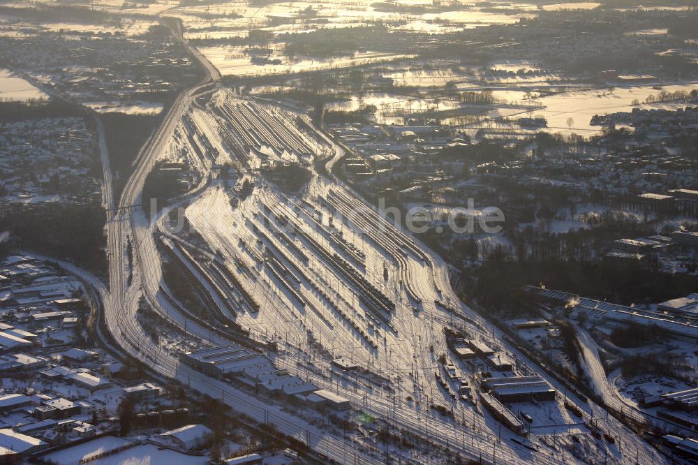 Luftaufnahme Hamm - Winterlich verschneiter Rangier- und Güterbahnhof in Hamm, Nordrhein-Westfalen