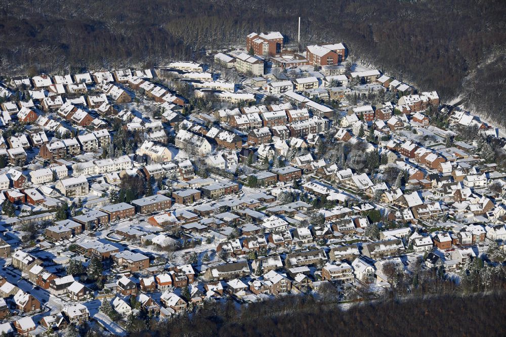 Bottrop von oben - Winterlich verschneiter Stadtteil Fuhlenbrock in Bottrop, Nordrhein-Westfalen