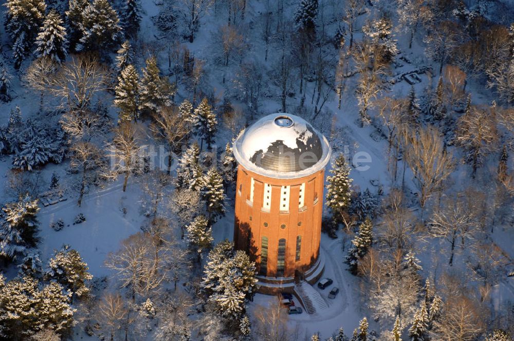 Berlin von oben - Winterlich verschneiter Wasserturm auf dem Friedhof Steglitz in Berlin