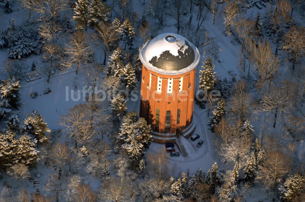 Berlin aus der Vogelperspektive: Winterlich verschneiter Wasserturm auf dem Friedhof Steglitz in Berlin