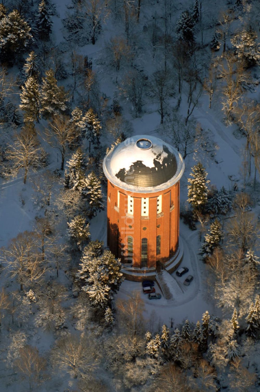 Luftbild Berlin - Winterlich verschneiter Wasserturm auf dem Friedhof Steglitz in Berlin