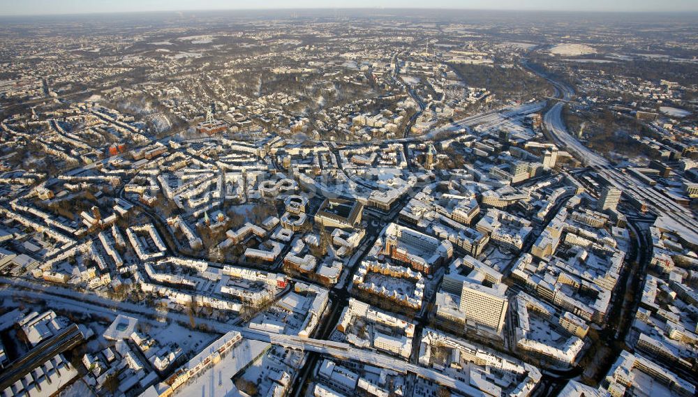 Bochum aus der Vogelperspektive: Winterlich verschneiter Westring in Bochum, Nordrhein- Westfalen