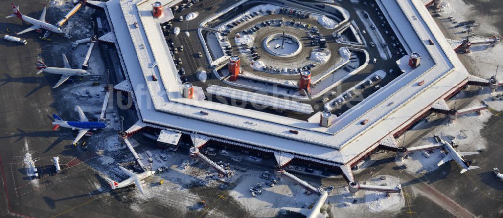 Luftbild Berlin - Winterlich verschneites Abfertigungsterminal des Flughafen Berlin- Tegel