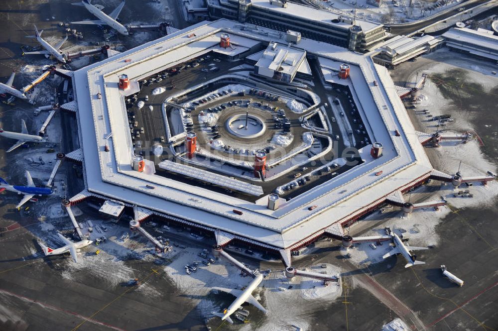 Luftaufnahme Berlin - Winterlich verschneites Abfertigungsterminal des Flughafen Berlin- Tegel