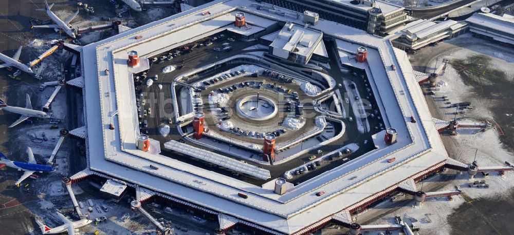 Berlin von oben - Winterlich verschneites Abfertigungsterminal des Flughafen Berlin- Tegel