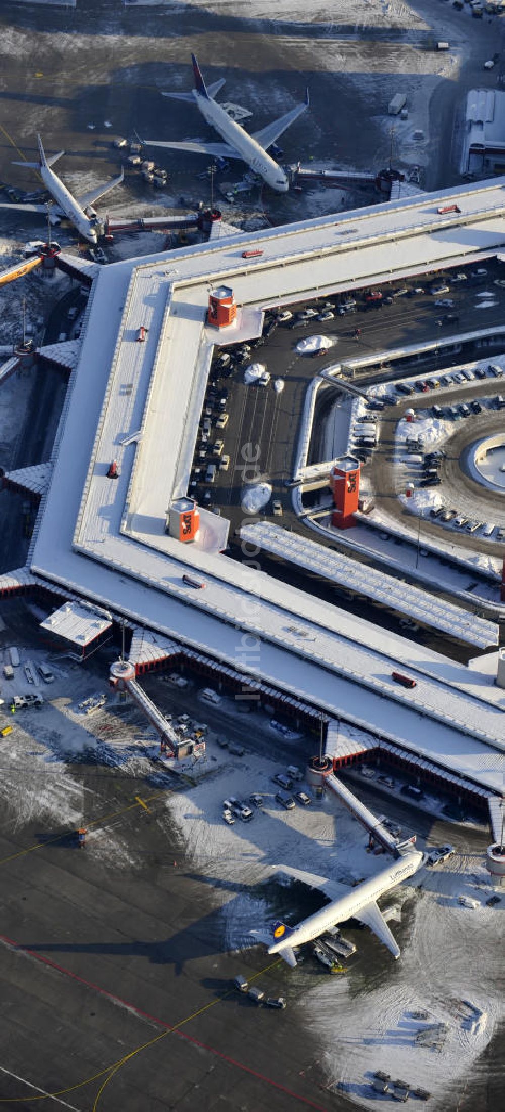 Luftaufnahme Berlin - Winterlich verschneites Abfertigungsterminal des Flughafen Berlin- Tegel