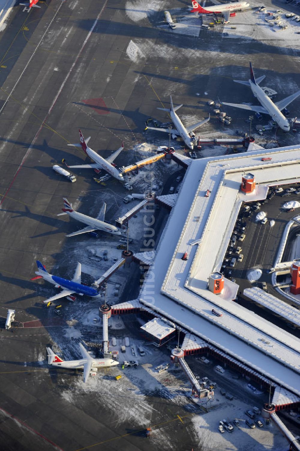 Berlin von oben - Winterlich verschneites Abfertigungsterminal des Flughafen Berlin- Tegel