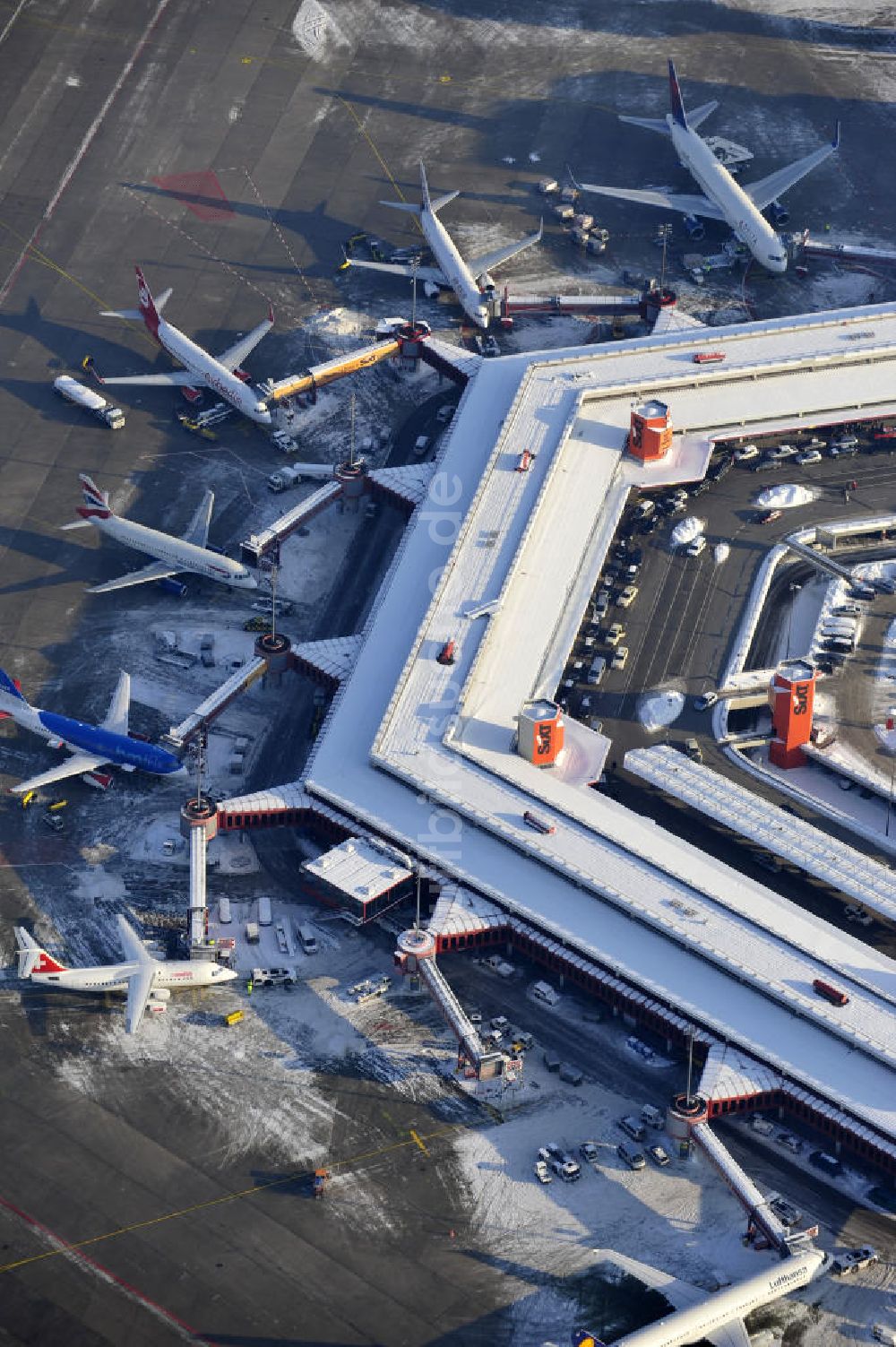 Berlin aus der Vogelperspektive: Winterlich verschneites Abfertigungsterminal des Flughafen Berlin- Tegel