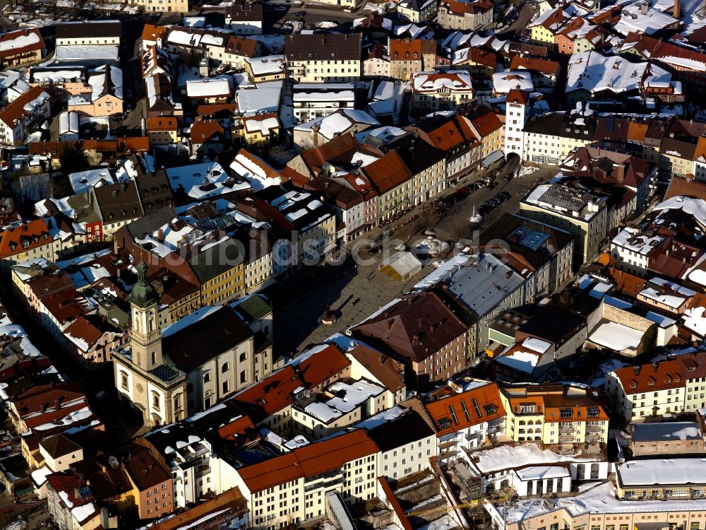 Traunstein von oben - Winterlich verschneites Areal an der Stadtpfarrkirche St. Oswald in Traunstein im Bundesland Bayern