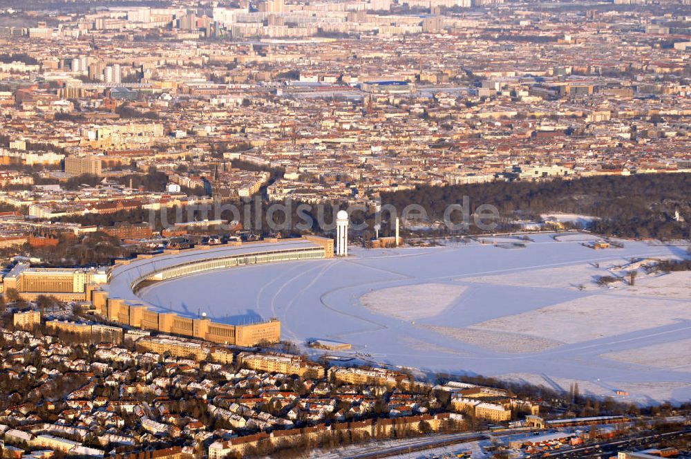 Berlin von oben - winterlich verschneites Areal des stillgelegten Flughafen Berlin - Tempelhof