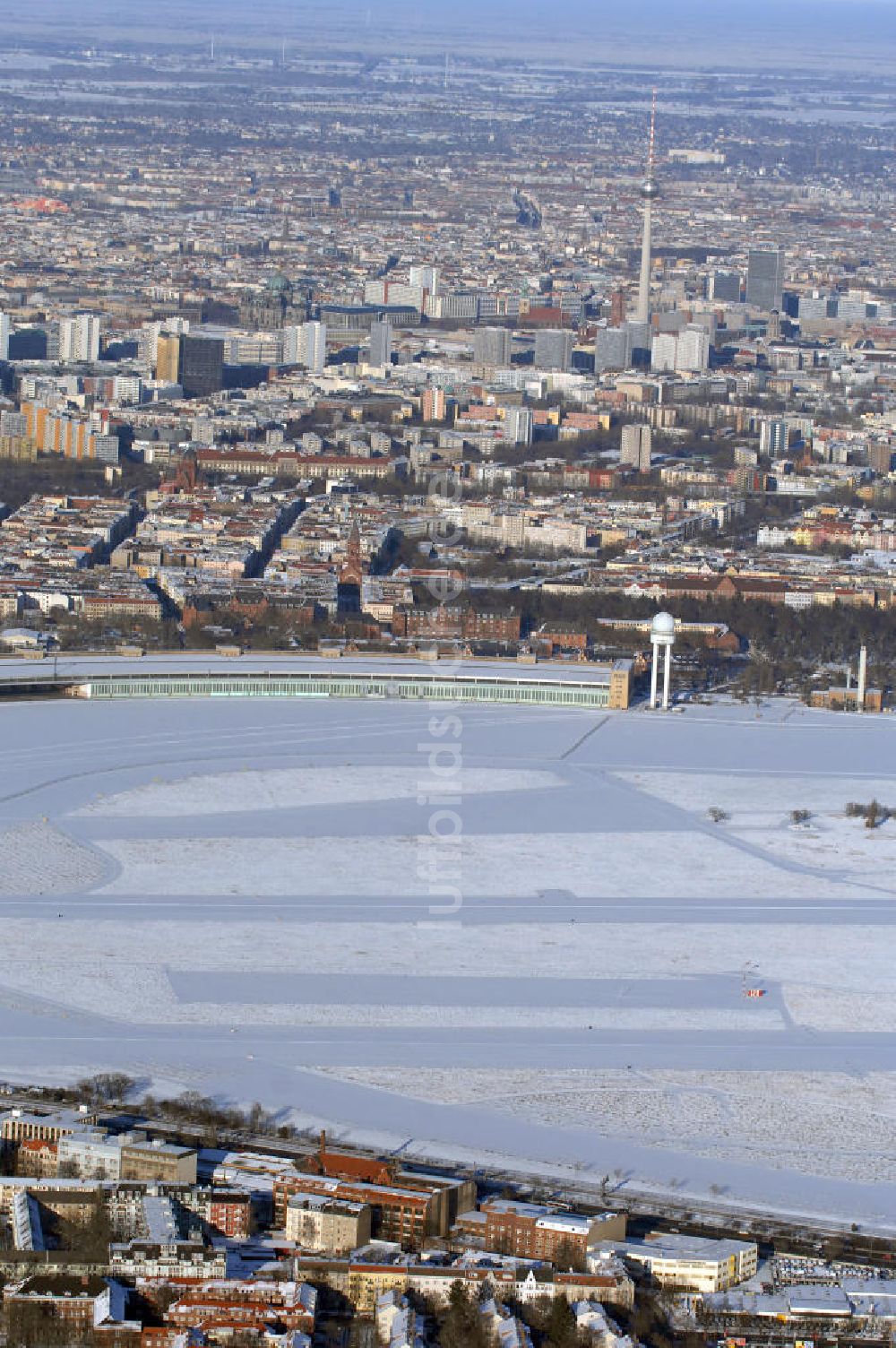 Luftbild Berlin - winterlich verschneites Areal des stillgelegten Flughafen Berlin - Tempelhof