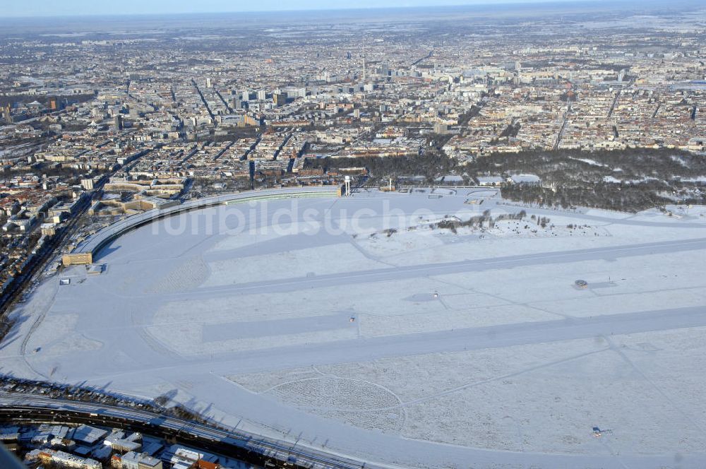 Luftaufnahme Berlin - winterlich verschneites Areal des stillgelegten Flughafen Berlin - Tempelhof