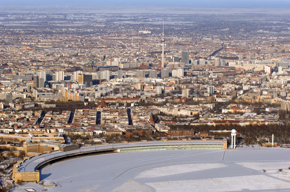 Berlin von oben - winterlich verschneites Areal des stillgelegten Flughafen Berlin - Tempelhof