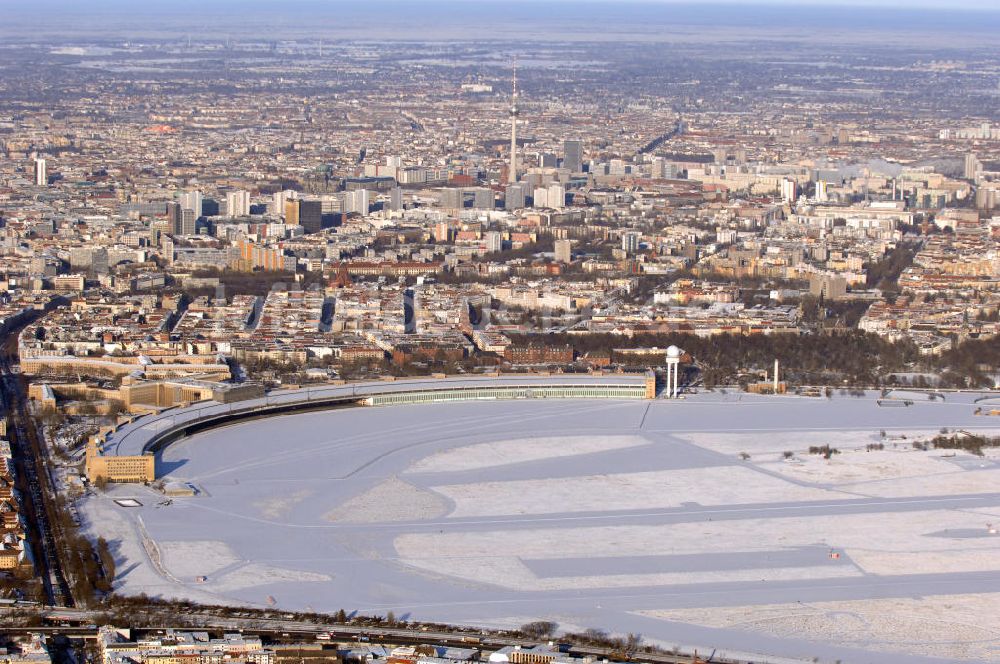 Berlin aus der Vogelperspektive: winterlich verschneites Areal des stillgelegten Flughafen Berlin - Tempelhof