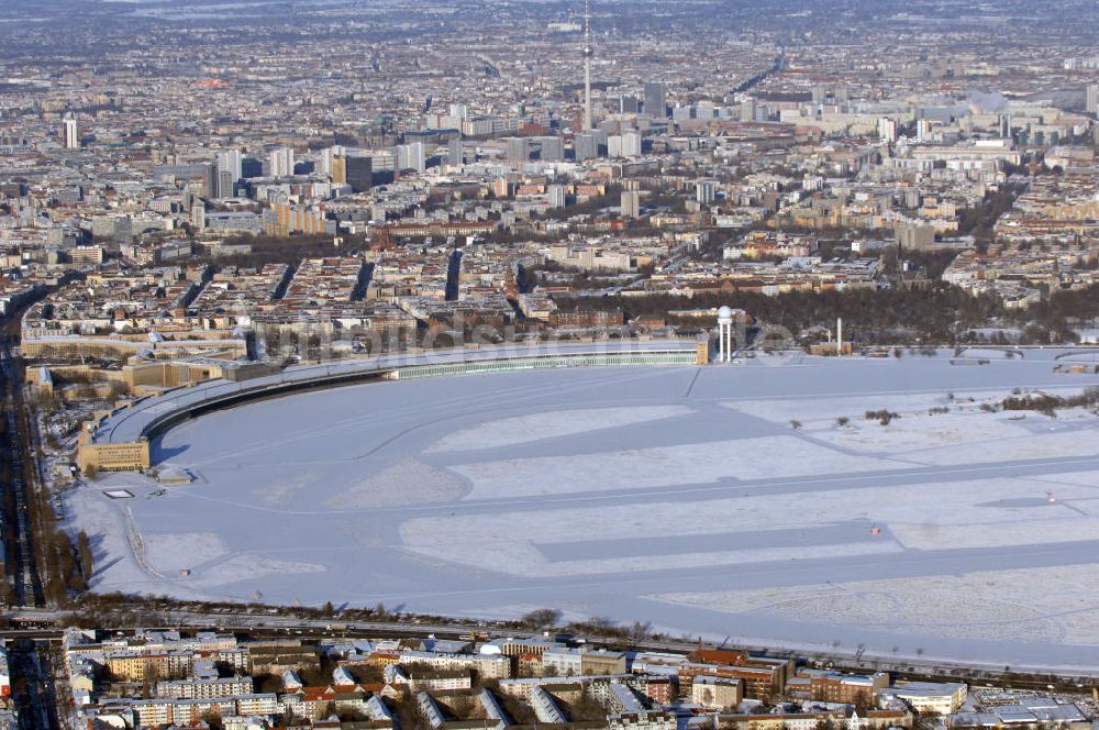 Luftbild Berlin - winterlich verschneites Areal des stillgelegten Flughafen Berlin - Tempelhof