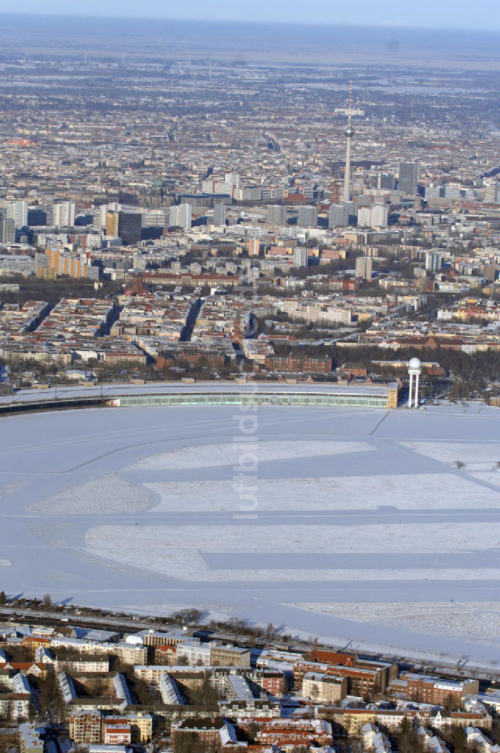 Luftaufnahme Berlin - winterlich verschneites Areal des stillgelegten Flughafen Berlin - Tempelhof