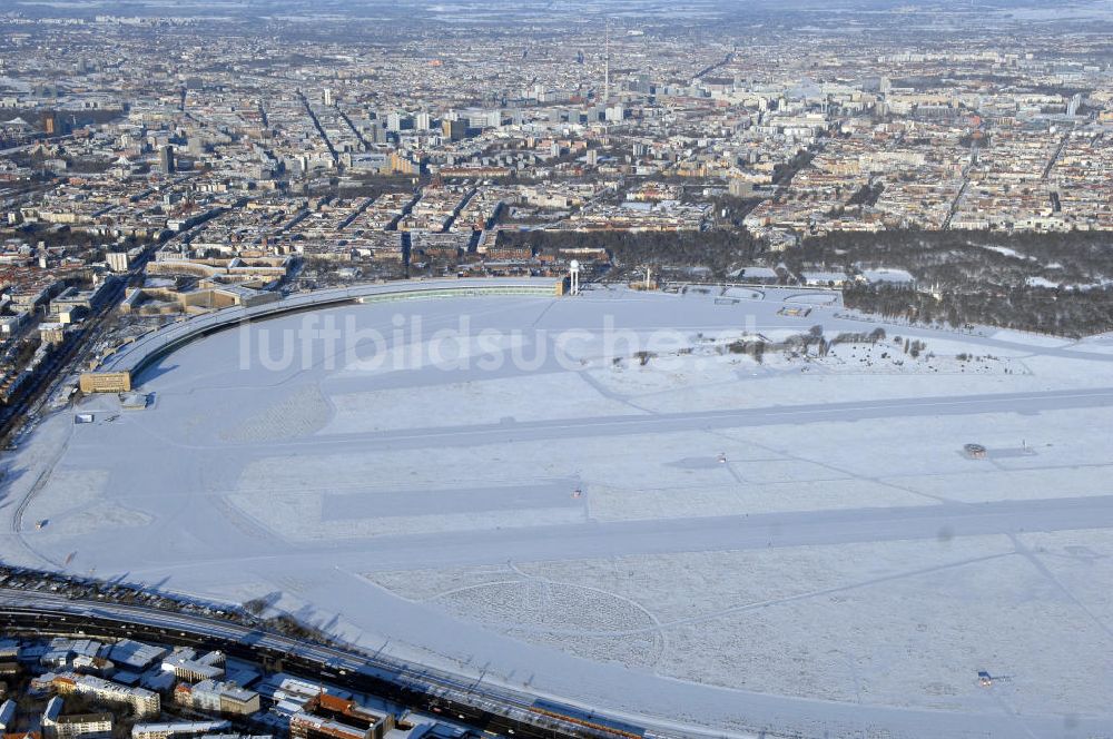 Berlin von oben - winterlich verschneites Areal des stillgelegten Flughafen Berlin - Tempelhof