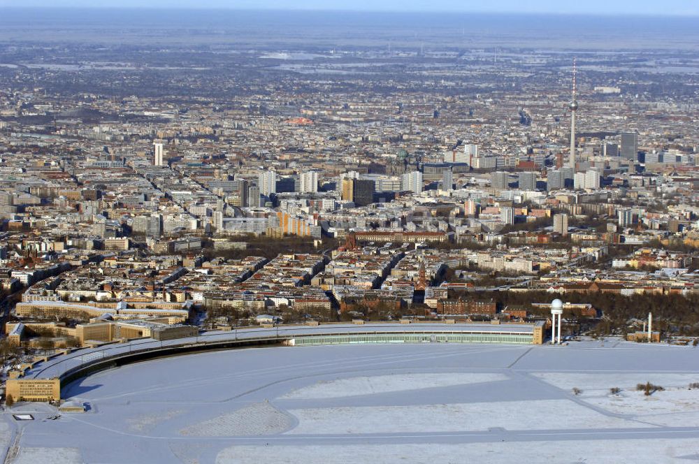 Berlin aus der Vogelperspektive: winterlich verschneites Areal des stillgelegten Flughafen Berlin - Tempelhof