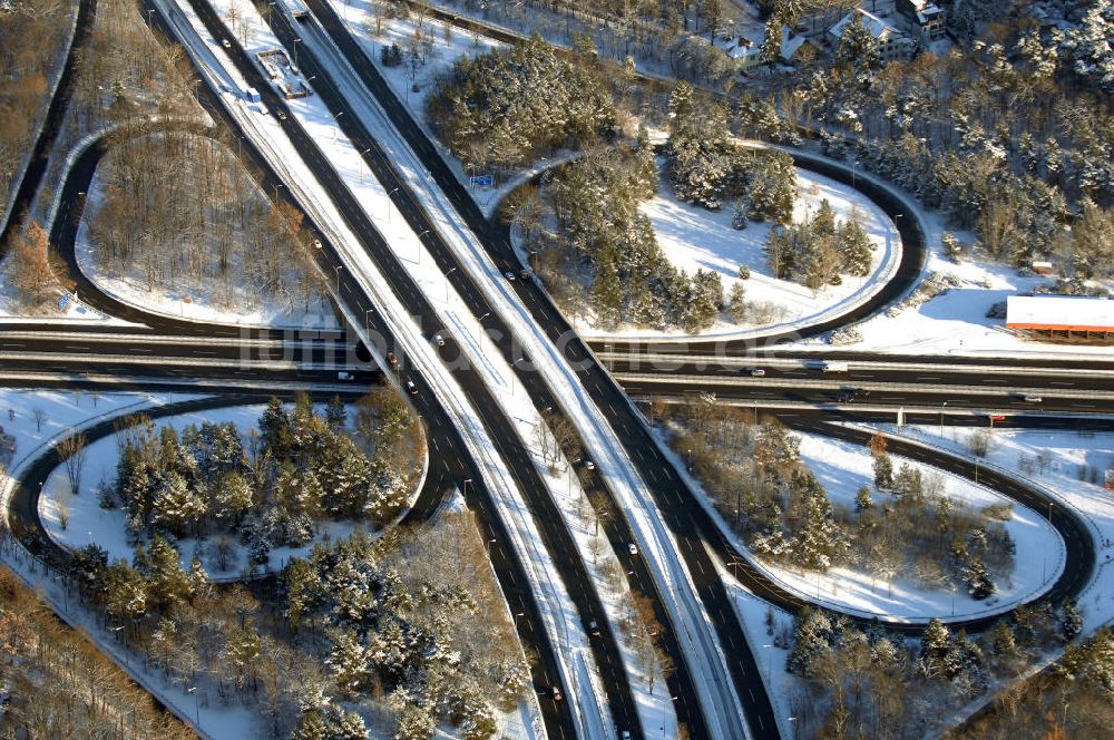 Berlin von oben - Winterlich verschneites Autobahnkreuz Zehlendorf an der A115 / B1 in Berlin