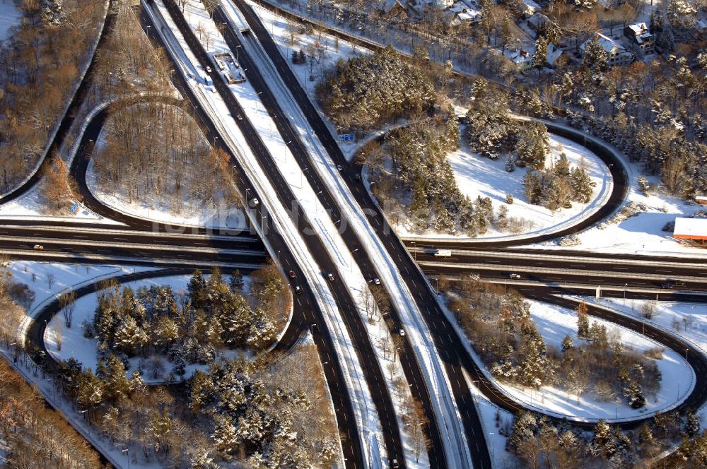 Berlin aus der Vogelperspektive: Winterlich verschneites Autobahnkreuz Zehlendorf an der A115 / B1 in Berlin