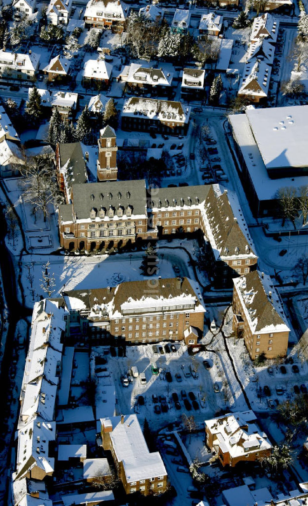 Luftbild Bottrop - Winterlich verschneites Bottroper Rathaus in Nordrhein-Westfalen