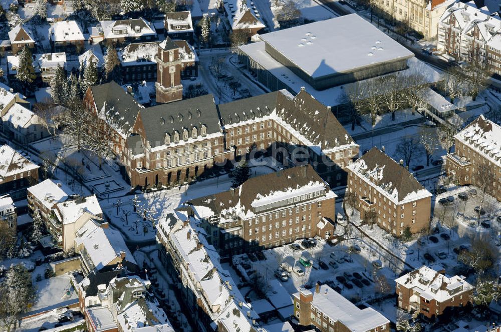 Luftaufnahme Bottrop - Winterlich verschneites Bottroper Rathaus in Nordrhein-Westfalen