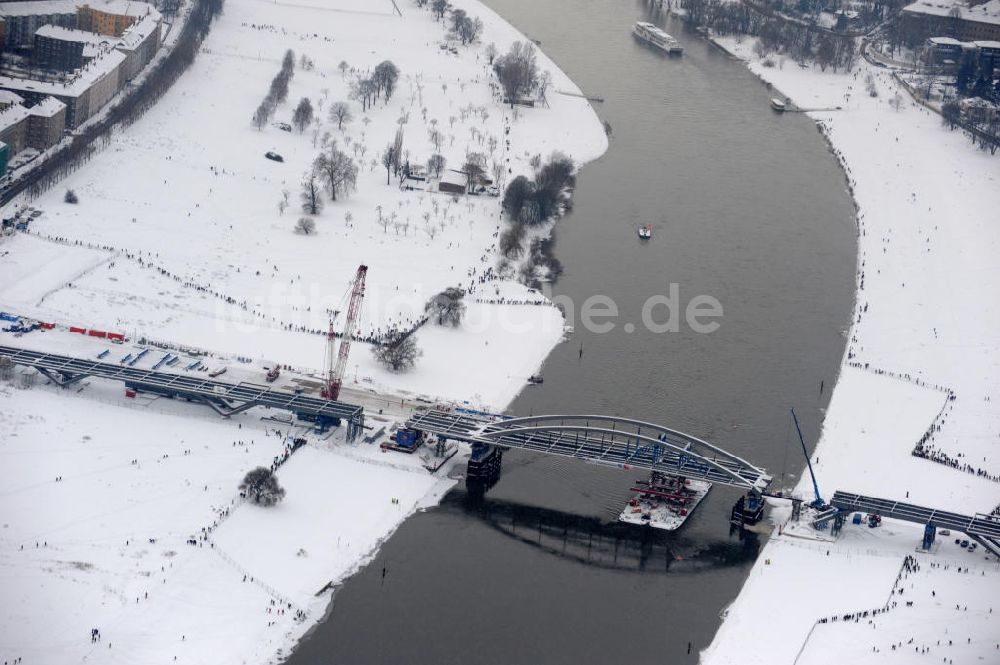 Luftbild Dresden - Winterlich verschneites Einschwimmen der Waldschlösschenbrücke in Dresden über die Elbe