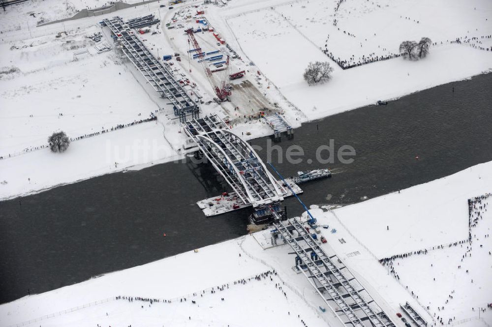 Luftaufnahme Dresden - Winterlich verschneites Einschwimmen der Waldschlösschenbrücke in Dresden über die Elbe