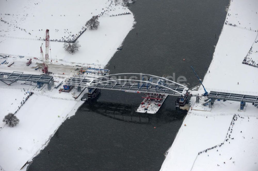 Dresden von oben - Winterlich verschneites Einschwimmen der Waldschlösschenbrücke in Dresden über die Elbe