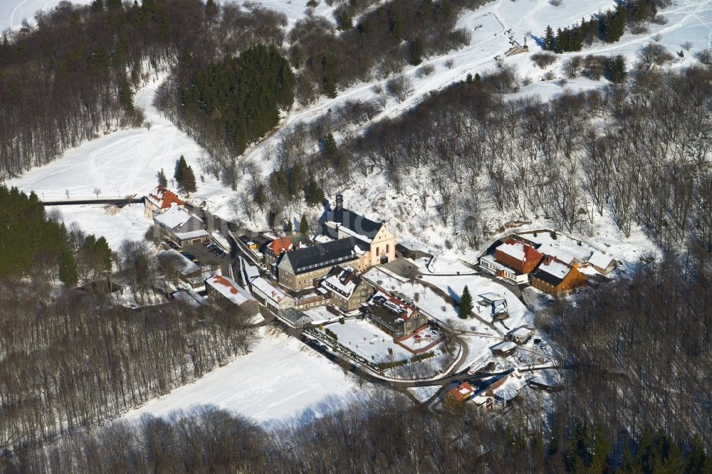 Bischofsheim von oben - Winterlich verschneites Kloster Kreuzberg in Bischofsheim im Bundesland Bayern