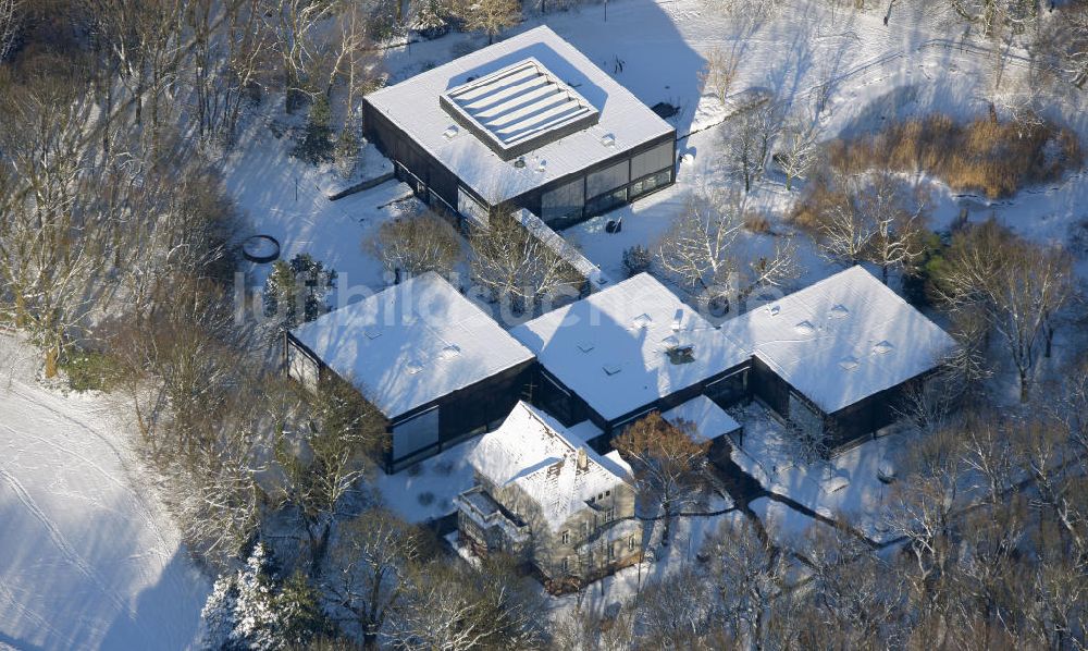 Bottrop aus der Vogelperspektive: Winterlich verschneites Museumszentrum Quadrat in Bottrop, Nordrhein-Westfalen