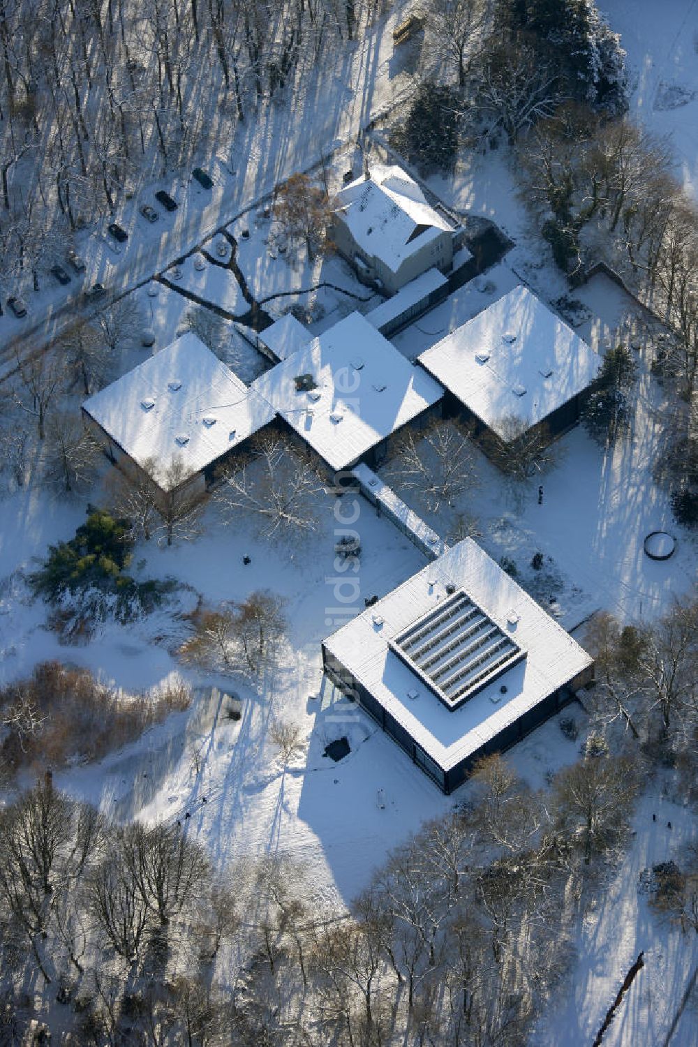 Luftaufnahme Bottrop - Winterlich verschneites Museumszentrum Quadrat in Bottrop, Nordrhein-Westfalen