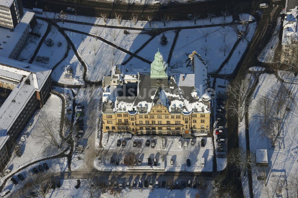 Recklinghausen von oben - Winterlich verschneites Rathaus Recklinghausen in Nordrhein- Westfalen