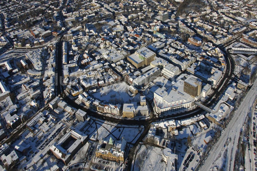 Recklinghausen aus der Vogelperspektive: Winterlich verschneites Recklinghausen in Nordrhein-Westfalen