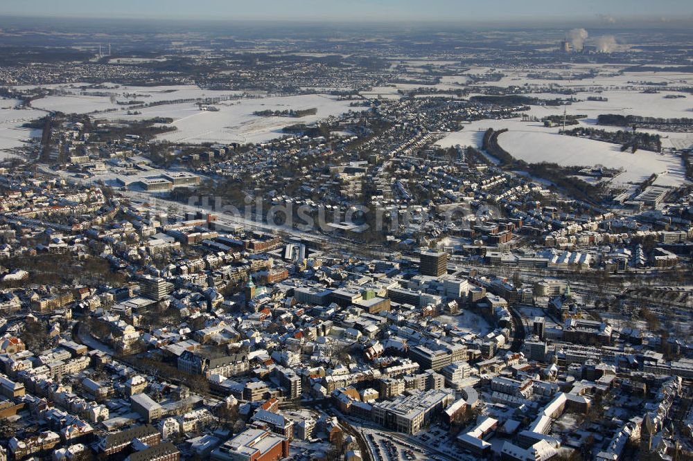 Recklinghausen aus der Vogelperspektive: Winterlich verschneites Recklinghausen in Nordrhein-Westfalen