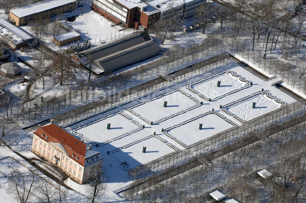 Luftaufnahme Berlin - Winterlich verschneites Schloss Friedrichsfelde im Berliner Tierpark