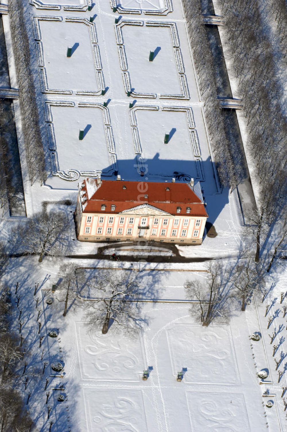 Berlin von oben - Winterlich verschneites Schloss Friedrichsfelde im Berliner Tierpark