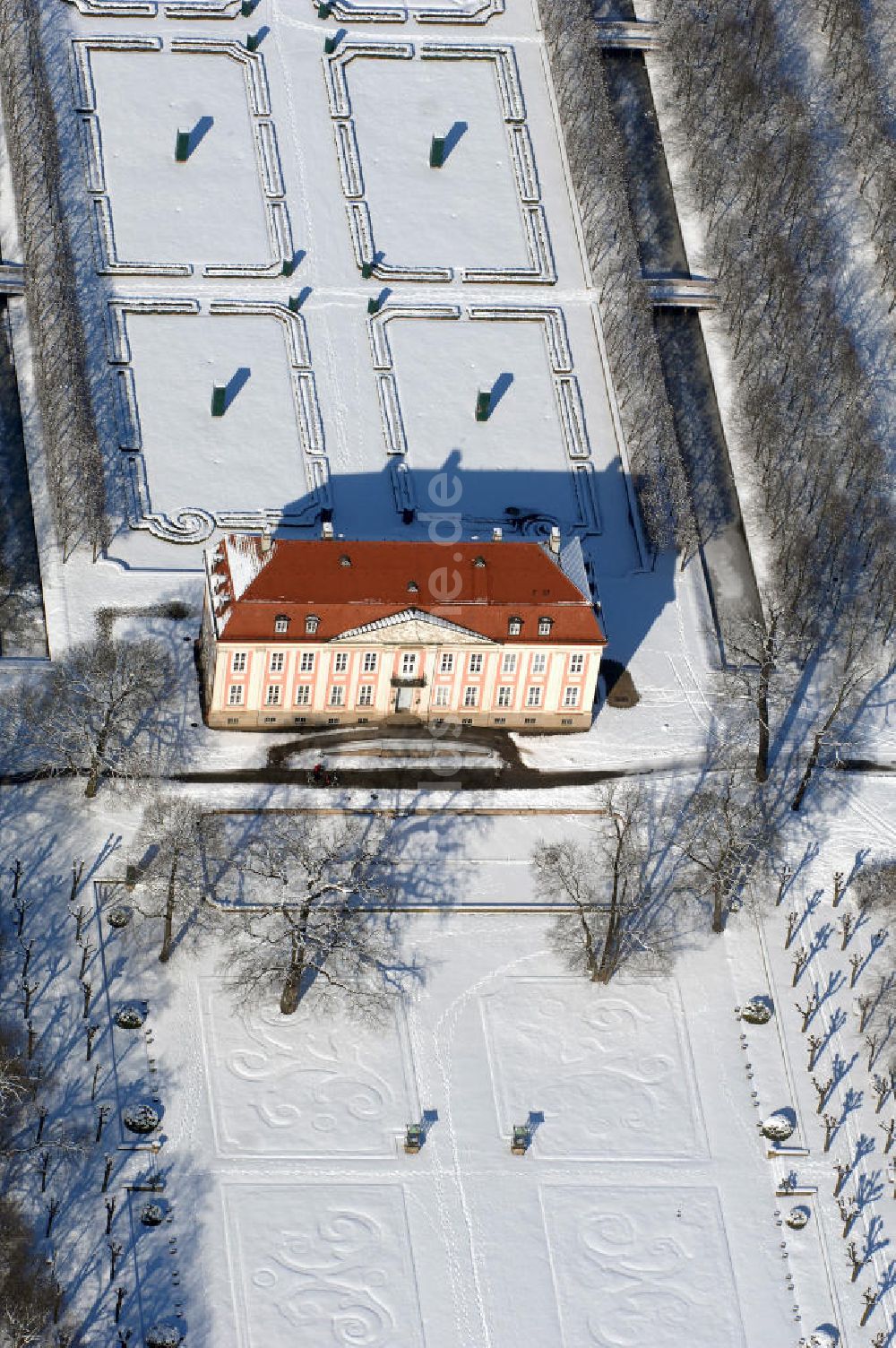 Berlin aus der Vogelperspektive: Winterlich verschneites Schloss Friedrichsfelde im Berliner Tierpark