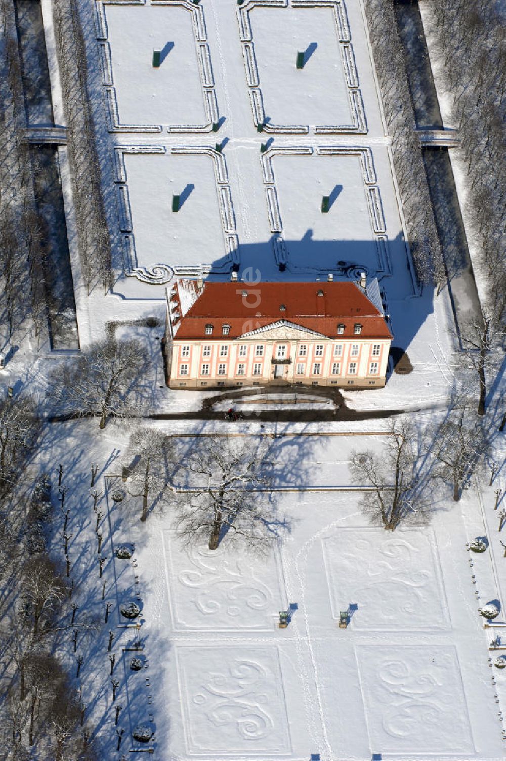 Luftbild Berlin - Winterlich verschneites Schloss Friedrichsfelde im Berliner Tierpark