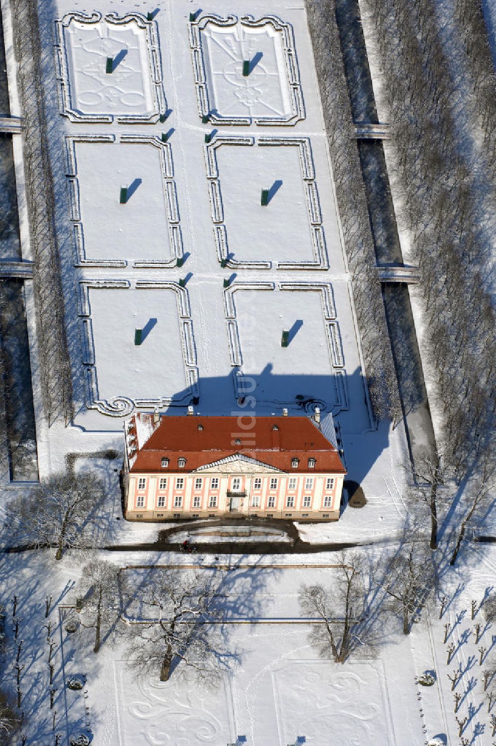 Luftaufnahme Berlin - Winterlich verschneites Schloss Friedrichsfelde im Berliner Tierpark