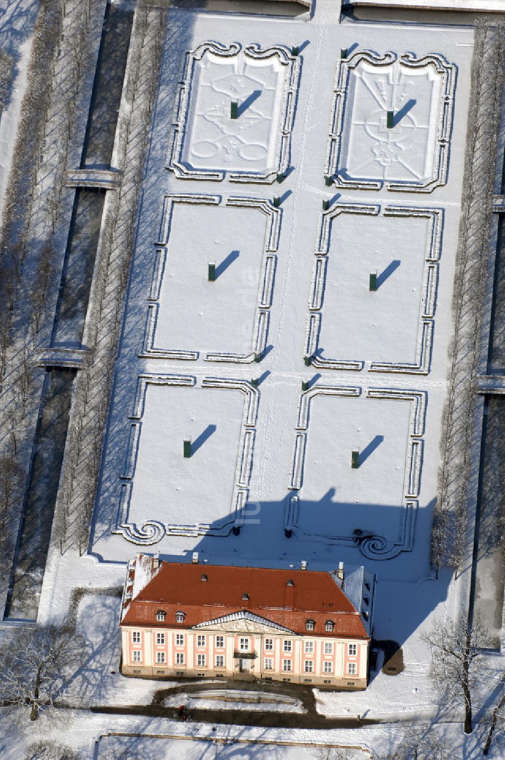 Berlin von oben - Winterlich verschneites Schloss Friedrichsfelde im Berliner Tierpark