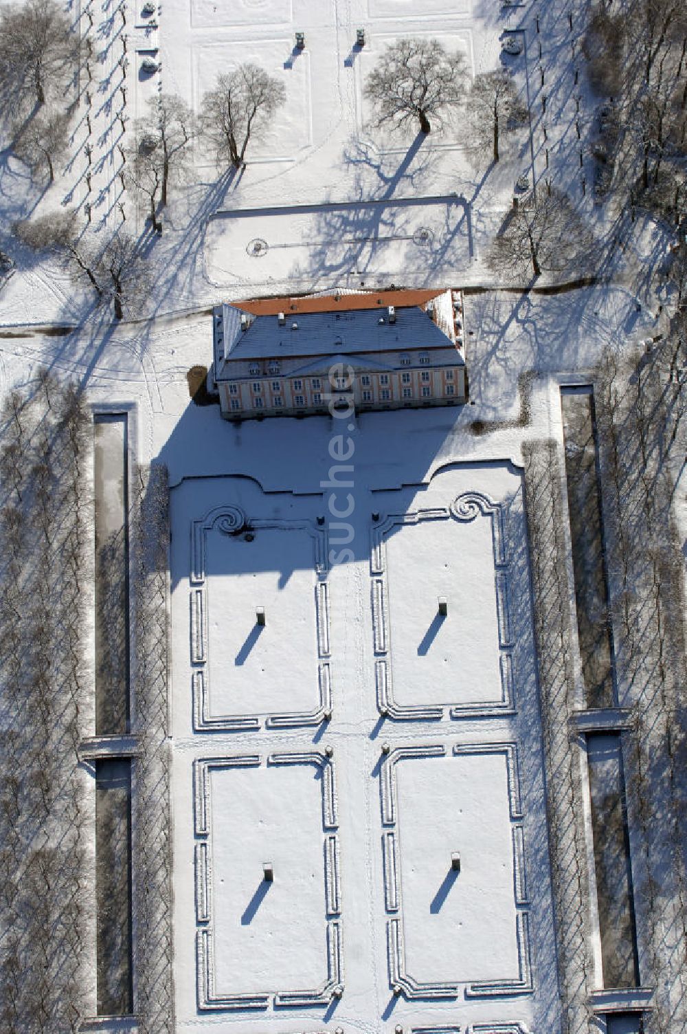 Luftbild Berlin - Winterlich verschneites Schloss Friedrichsfelde im Berliner Tierpark