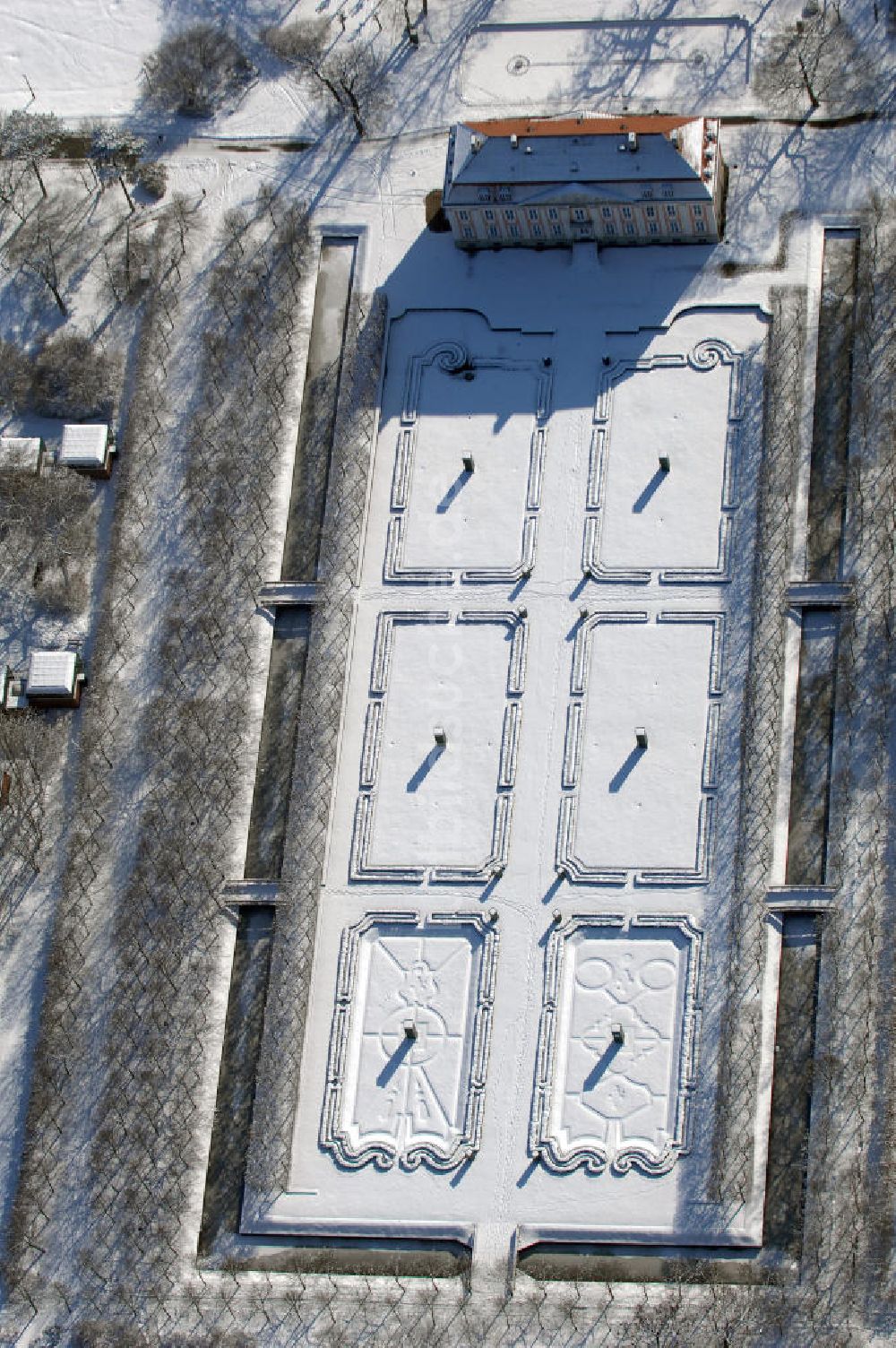 Berlin von oben - Winterlich verschneites Schloss Friedrichsfelde im Berliner Tierpark