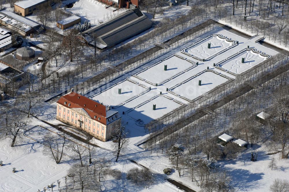 Luftbild Berlin - Winterlich verschneites Schloss Friedrichsfelde im Berliner Tierpark