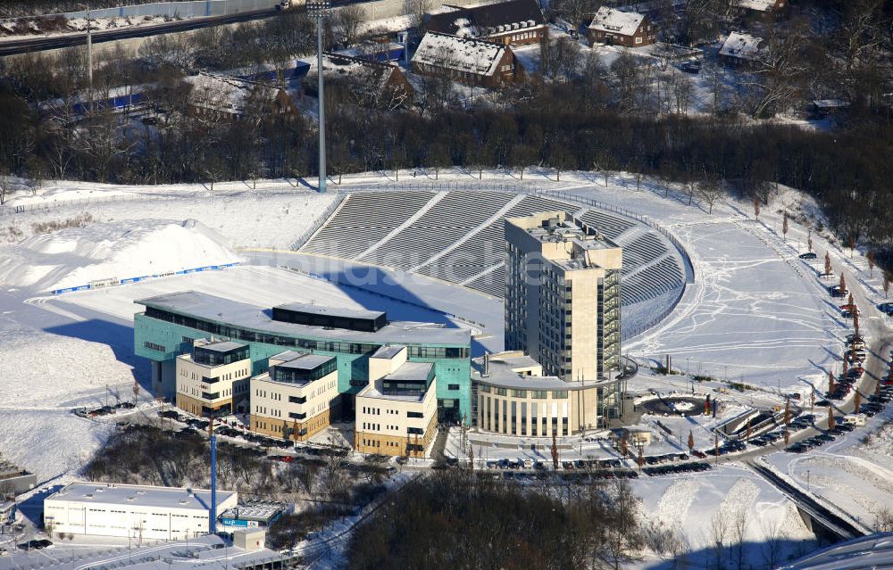 Luftbild Gelsenkirchen - Winterlich verschneites Vereinsgelände des FC Schalke 04 und des Medico Reha Zentrum in Gelsenkirchen, Nordrhein-Westfalen