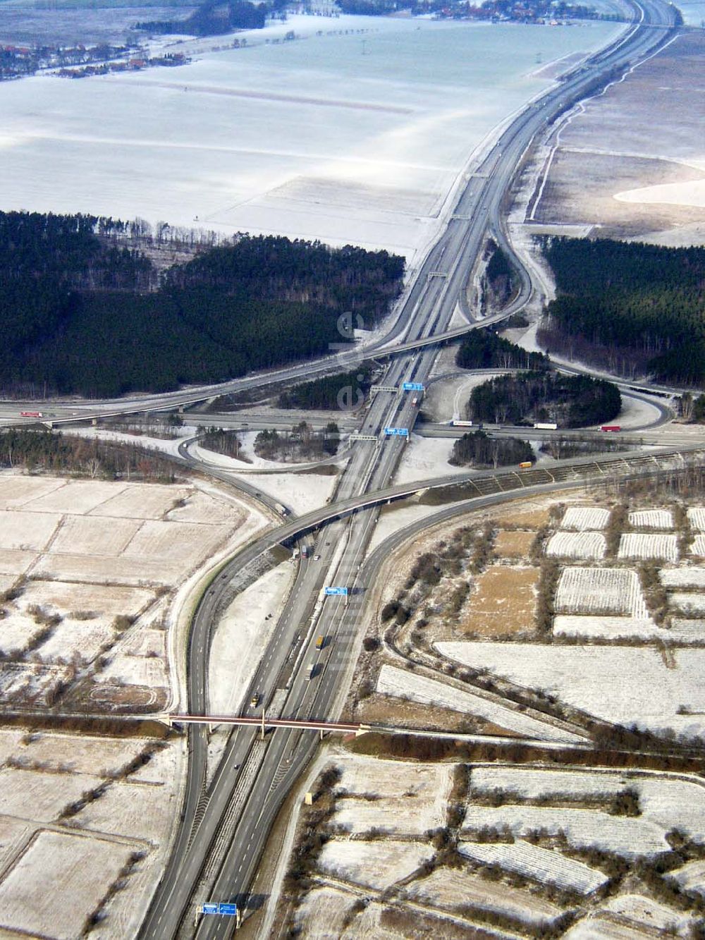 Schönefeld/Brandenburg von oben - winterlich verschneitesAutobahndreieck Schönefelder Kreuz