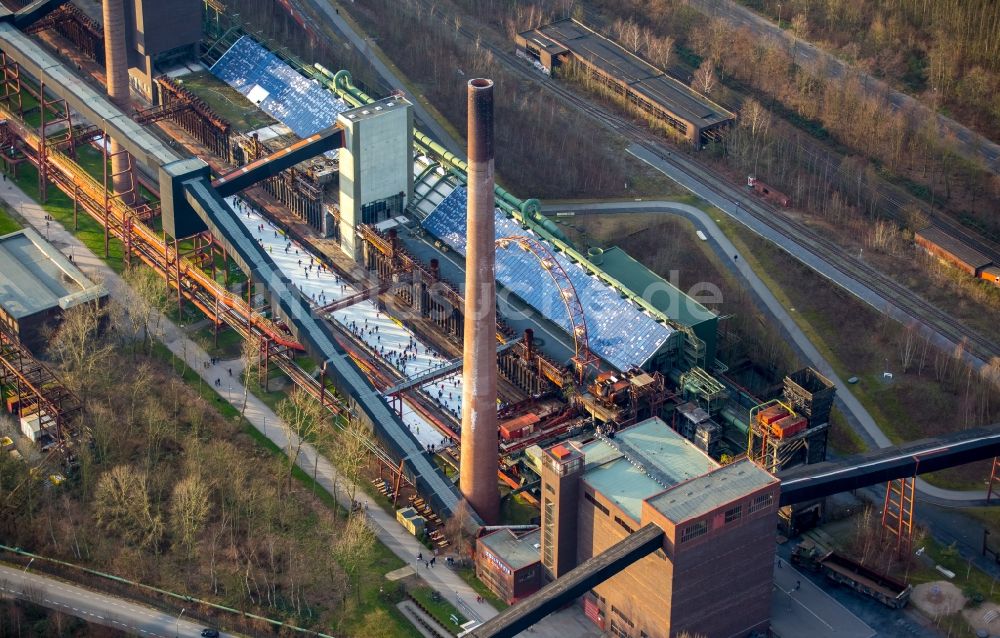 Luftaufnahme Essen - Winterlich weiß strahlender Eisbelag der Eisbahn Kokerei Zollverein in Essen im Bundesland Nordrhein-Westfalen